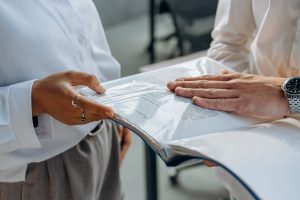 Cumuler constat commissaire de justice et expertise amiable malfaçons après travaux 